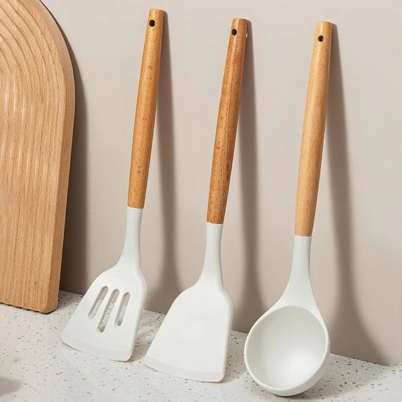 Silicone Kitchen Tools Wooden Handle Kitchenware Set Non Stick Pot Wooden Handle Silicone Scoop Kitchen Utensils Set